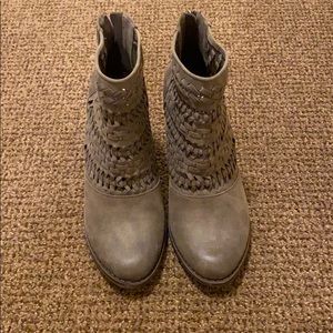 Adorable greenish gray booties size 9!